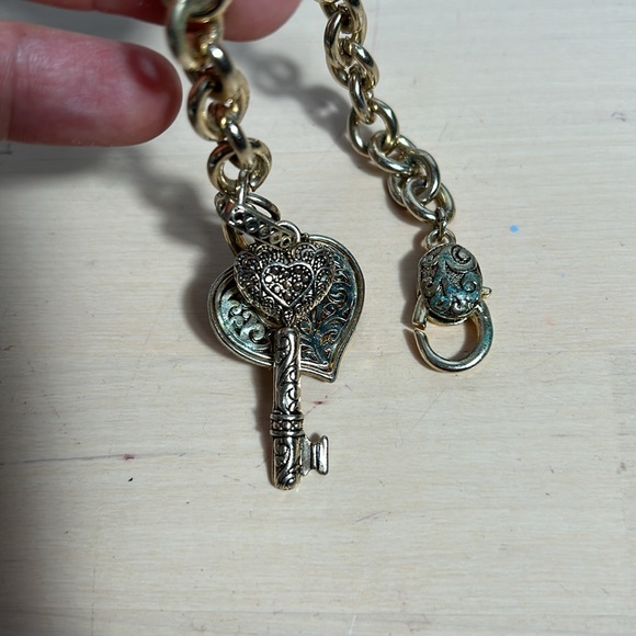 Heart and key gold tone charm bracelet 9” - Picture 3 of 12